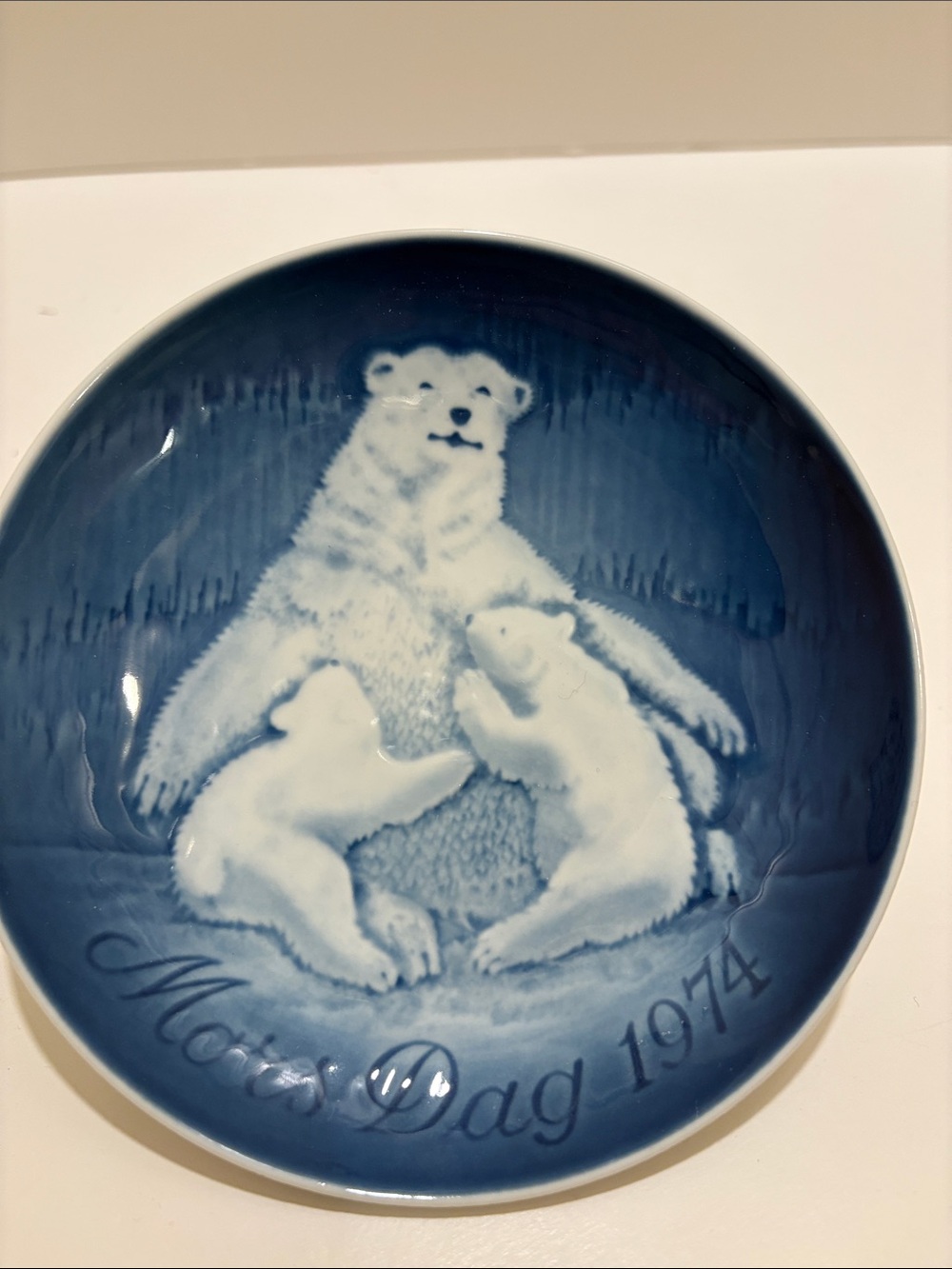 Bing & Grondahl Mothers Day plate 1974. Polar Bear family.